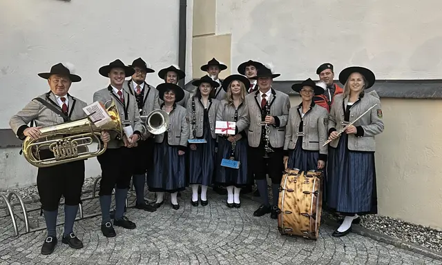 Die Jauntaler Trachtenkapelle Loibach pflegt die Musik und die Gemeinschaft. Im heurigen Jahr wurden die Musikerinnen und Musiker mit neuen Trachten ausgestattet, wie eine Gruppe der Kapelle hier am Foto zeigt.  | Foto: JTK Loibach