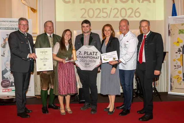 Zweiter Platz für Andrea Wechtitsch (3.v.l.) und Franz Vollmaier (Mitte). Die Gratulanten v.l.n.r.: Präsident Andreas Steinegger, Obmann Franz Labugger, Landesrätin Simone Schmiedtbauer, Startjuror Martin Sieberer und Geschäftsführer Reinhold Zötsch | Foto: LK Steiermark/Kristoferitsch