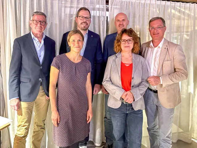 Hinten: Roman Kloibhofer, Martin Hochhold, Heinz Dudek, Bernhard Zwielehner. Vorne: Carola Diermayr und Maria Wageneder. | Foto: MeinBezirk/Christian Doms