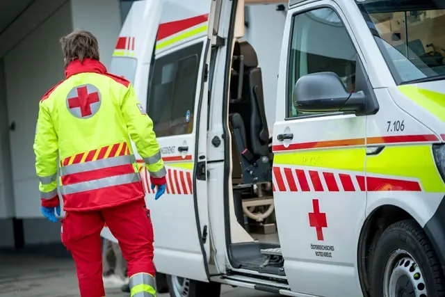 Sanitäter kümmerten sich noch an der Unfallstelle um die verletzte Frau. | Foto: Bernhard Knaus
