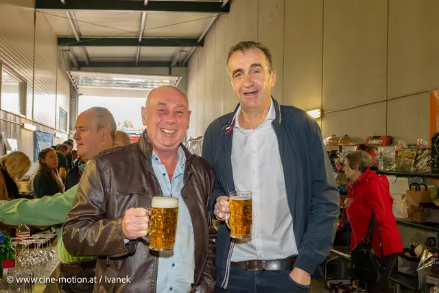 GR Sascha Csida mit GR Alfred Hoch - Prost! | Foto: www.cine-motion.at / Ivanek