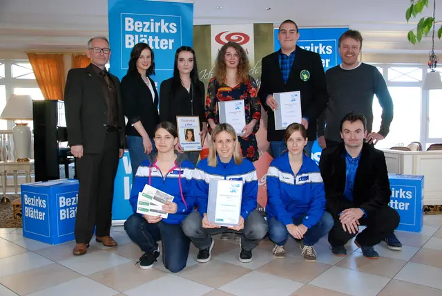Alle Sieger und Sponsorenvertreter beim gemeinsamen Foto: Jennifer Köppel, Susanna Koch, Lisa Strobl (FC Südburgenland), Michael Strini (vorne); Ronald Halwachs (Hotel AVITA), Kristin Hetfleisch, Johanna Mikolaschek, Linda Balla, Nico Wiener, Ronni Gollatz (hinten)