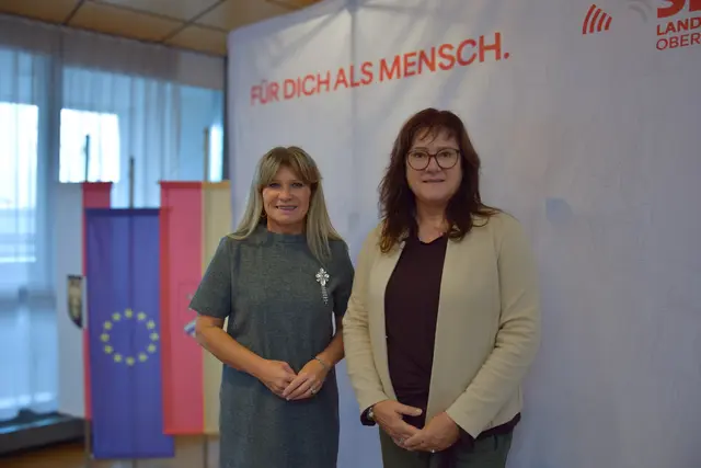 SPÖ-Landtagsabgeordnete Heidi Strauss und Klubvorsitzende Sabine Engleitner-Neu informieren über die neue Kampagne "Lasst uns arbeiten" in Marchtrenk. | Foto: SPÖ