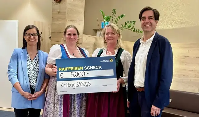 Spendenübergabe im Gasthaus Onkel Heli: Pfarrgemeinderats-Obfrau Eva Schober, Goldhauben-Obfrau-Stellvertreterin Astrid Huber, Goldhauben-Obfrau Rosemarie Winter, Bürgermeister Georg Mendler. | Foto: Goldhauben Kirchberg