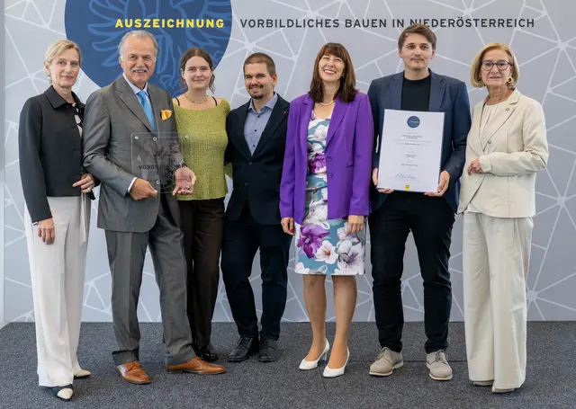 Die Auszeichnung für das Steinhaus Kleinmariazell in Altenmarkt überreichten Landeshauptfrau Johanna Mikl-Leitner (rechts) und Landesbaudirektorin Christine Pennerstorfer (links) an den Planer Marinko Bradaric (2.v.r.) und die Bauherren Anton Lintner, Laura Lintner, Raphael Lintner und Veronika Ettinger.