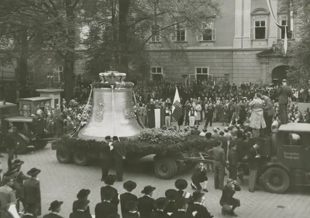 Abschiedsfeier am 25. April 1952 vor dem Linzer Landhaus, Festzug. | Foto: Max Eiersebner
