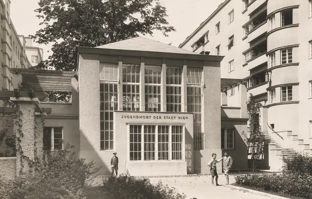 Die Hofansicht des Lindenhof zeigt den Jugendhort der Stadt Wien. Seit 100 Jahren steht der Bau für Gemeinschaft.  | Foto: Martin Gerlach jun.