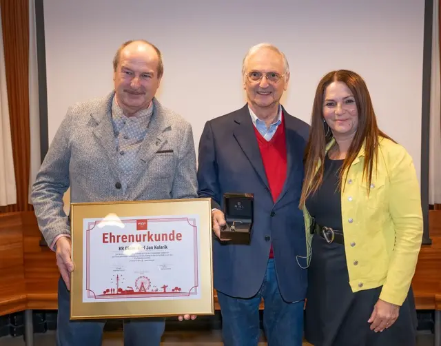 Praterverband-Vizepräsident Fredo Nemec (l.) und Praterverband-Präsidentin Silvia Lang überreichten Karl Kolarik (Mitte) eine Goldene Calafati Figur.  | Foto: Praterverband/Wolfgang Payer