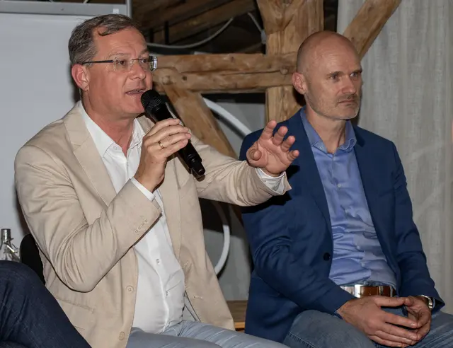 Bernhard Zwielehner und Heinz Dudek bei der Podiumsdiskussion. | Foto: MeinBezirk/Christian Doms