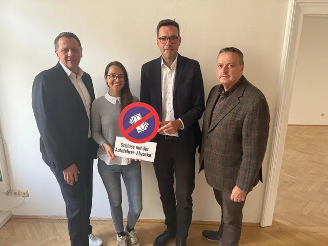 v.l.: Bezirksvorsteher Thomas Steinhart, Gemeinderätin Ewa Samel, Nationalratsabgeordneter Heinrich Himmer und Gemeinderat Ernst Holzmann (alle SPÖ) hoffen auf ein Ende der "Abzocke".   | Foto: Heinrich Himmer