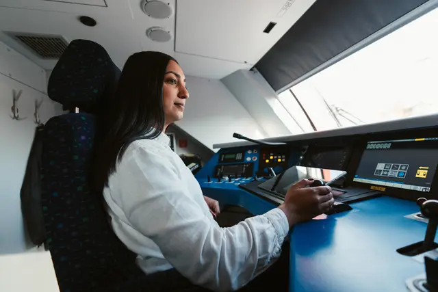 Eine Lokführerin gibt Einblicke in ihren Arbeitsalltag und beantwortet Fragen interessierter Besucher. | Foto: ÖBB