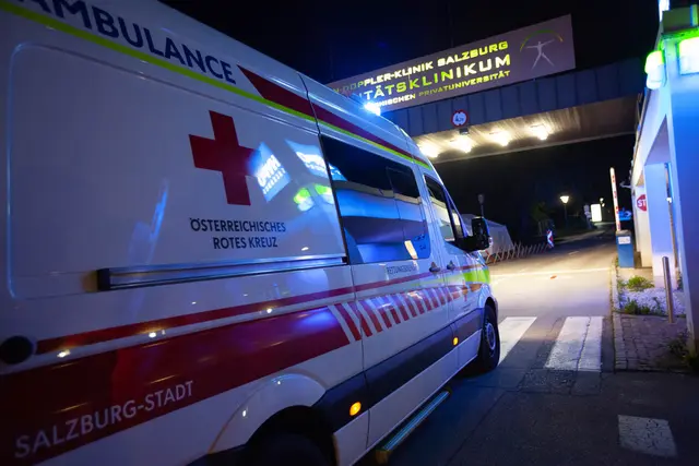 Sanitäter kümmerten sich noch an der Unfallstelle um die verletzte Frau. | Foto: Symbolfoto: Rotes Kreuz Salzburg 