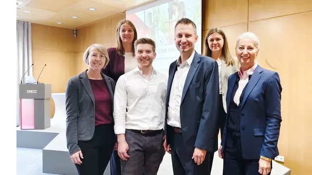 Eveline Grabmann (Obfrau WKO Perg), Eva Steinkellner (Leiterin WKO Perg), Moritz Weibold (Softwarebude), Thomas Peterseil (Realsim), Sarah Fasching (WKO Linz) und Christina Lenz (Spartenobmann-Stellvertreterin Handel). | Foto: WKO Perg