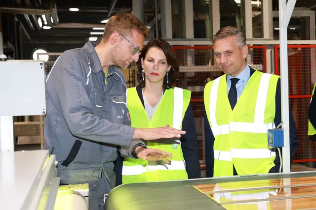 Landeshauptfrau Karoline Edtstadler und Wirtschaftsminister Wolfgang Hattmannsdorfer zu Besuch bei Kaindl. | Foto: Land Salzburg/Franz Neumayr