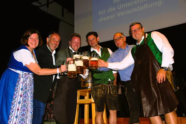 Bezirksparteiobmann  Landtagsabgeordneter Patrick Derler schlug das Bockbierfass an. Vertreter der Organisation nahmen den ersten Schuck von diesen Winterbier.