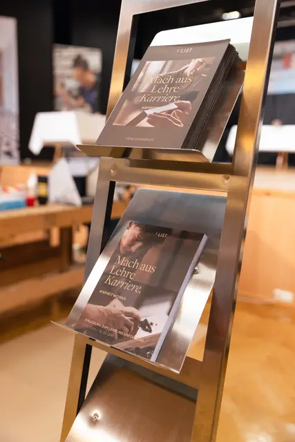 Informationsbroschüren bei der Messe Handwerk4Future. | Foto: F/LIST