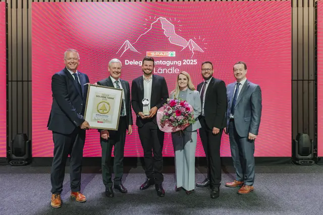 v.l.: Michael Pecher (Leiter Vertrieb Einzelhandel Österreich), Hans K. Reisch (SPAR-Vorstandsvorsitzender), SPAR-Kaufmann Johannes Ebner, Patricia Sepetavc (Geschäftsführerin SPAR Salzburg & Tirol), Michael Pfund (Leiter Vertrieb Einzelhandel Salzburg & Tirol), Gerhard Weinberger (Leiter Vertrieb Filialen und Einzelhandel Österreich) | Foto: SPAR