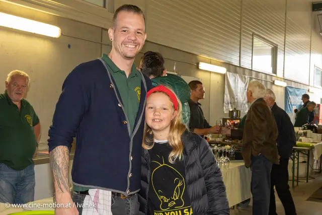 Steffan mit Tocher Zoey-Sophie halfen bei der Tombola fleißig mit. | Foto: www.cine-motion.at / Ivanek