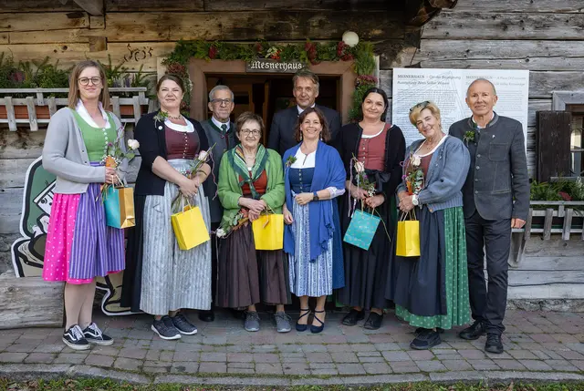 Feierliche Eröffnung der neuen Ausstellung im Mesnerhaus: Karoline Lengdorfer, Martina Kodritsch, Hermann Lengdorfer, Agnes Lemmerer, Barbara Schiefer, Werner Schwab, Maria Krause, Inge Lengdorfer und Wolfgang Griesebner  | Foto: Harald Steiner
