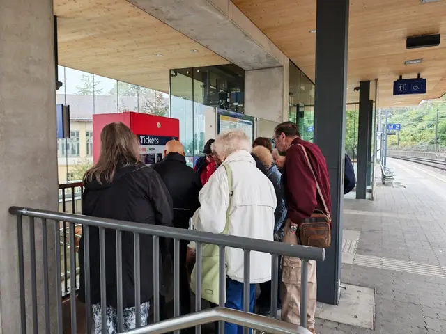 Senior-Mobil-Berater Walter Fragner übt mit den Teilnehmerinnen und Teilnehmern die Bedienung des Ticketautomaten am Bahnhof Eichgraben | Foto: Martina Mayerl