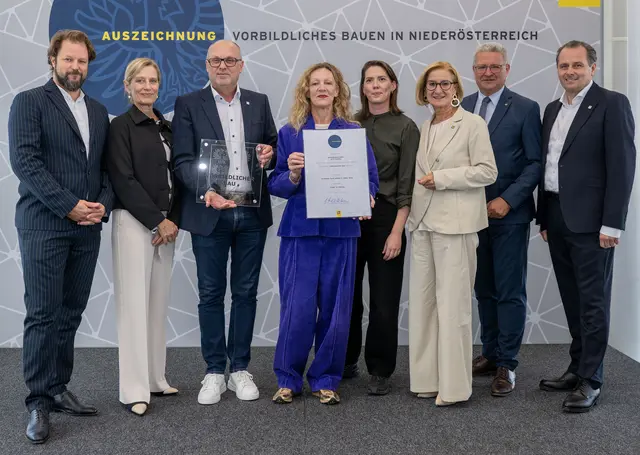 Die Auszeichnung für das KinderKunstLabor in St. Pölten überreichten Landeshauptfrau Johanna Mikl-Leitner (3.v.r.) und Landesbaudirektorin Christine Pennerstorfer (2.v.l.) an Architekt Michael Salvi (links), Stadtbaudirektor Wolfgang Lengauer (3.v.l.) und die Künstlerische Leiterin Mona Jas (4.v.l.).