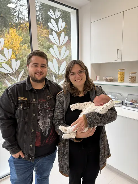 Max ist das erste Kind, das in der neuen Geburtenstation das Licht der Welt erblickte. Die Eltern Selina und Benjamin Endres aus Vils sind natürlich mächtig stolz auf den kleinen Mann. | Foto: MeinBezirk/Günther Reichel