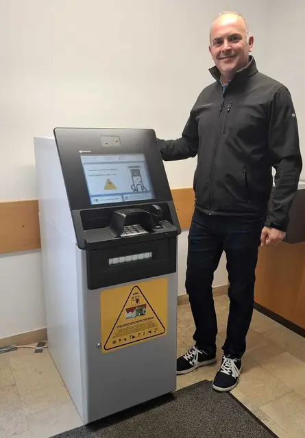 Bürgermeister Andreas Moser freut sich über die Bargeld-Sicherstellung in seiner Gemeinde. | Foto: Gemeinde Vichtenstein