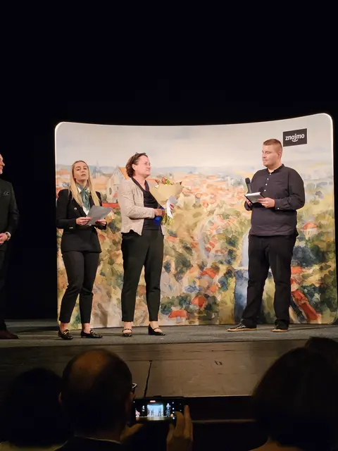 Schulsprecherin Sofie Filakova und Direktorin Sablik-Baumgartner nahmen den Ehrenpreis der Stadt Znaim entgegen. | Foto: Widhalm