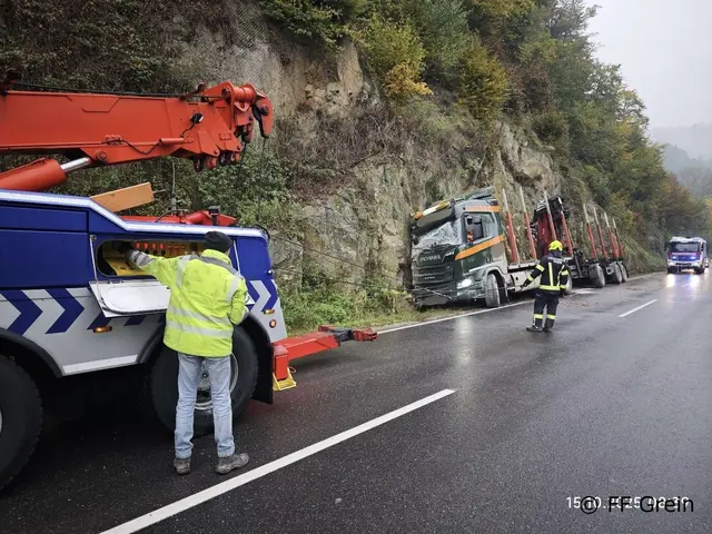 Ein Abschleppunternehmen war vor Ort. | Foto: FF Grein