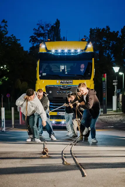 Beim Kick-off zum Projekt "Werkbank Leben – Mentale Gesundheit für Lehrlinge" setzten 280 Lehrlinge ein kraftvolles Zeichen gegen Mobbing und für Zusammenhalt. | Foto: Mario Sudy