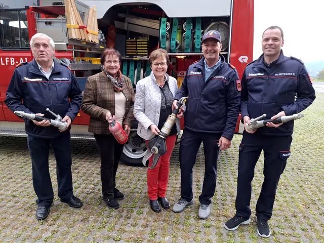 Seniorenbund Pabneukirchen besuchte die Feuerwehr. Erich steinkellner, HJildegard Payreder, Zäzilia Hintersteiner, Josef Kastenhofer, Roland Palmetshofer-Gassner.  | Foto: Zinterhof