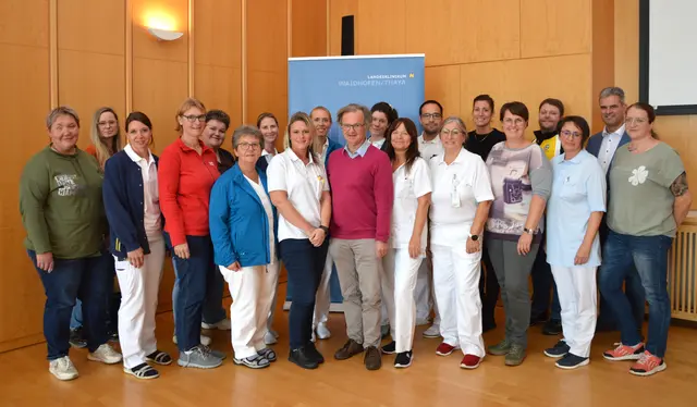 Melanie Allinger, Katrin Anderle, Anja Eggenhofer, Bettina Kiefl, Kornelia Salzer, Anita Winter, Verena Kretschmer, Tanja Böhm, Lisa Maria Leitner, Wolfgang Höpfl, Valerie Schandl, Andrea Adam, Simon Brandstötter, Renate Hofbauer, Susanne Zlabinger, Doris Döller, Kurt Jürgen Göbl, Regina Hauer, Günter Schalko und Tanja Polzer (v.l.) | Foto: LK Waidhofen/Thaya