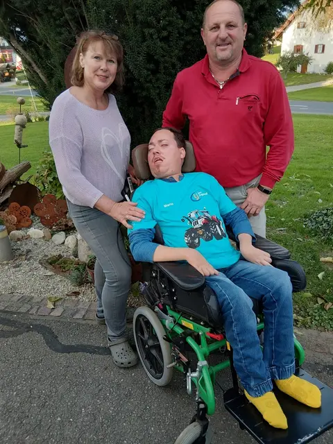 Monika und Gerhard Winterleitner mit Sohn Mario, der ein großer Traktorfan ist. | Foto: MeinBezirk