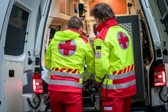 Die Frau wurde mit Verletzungen ins Krankenhaus gebracht. | Foto: Bernhard Knaus