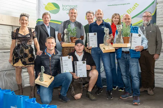 Von links nach rechts: Silke Pöstinger, Geschäftsführerin ARGE OÖ, Bernhard Stürmer, Geschäftsführer Kompost- und Biogasverband Österreich (KBVÖ), Martin Mairhofer (vorne, Platz 3, Engerwitzdorf), Franz und Florian Hanl (hinten und vorne, Platz 2, Langenstein), Hubert Seiringer (Obmann KBVÖ) Christoph Gstöttenbauer (Platz 1, Wartberg/Aist), Andrea Höglinger (Platz 2, Hörsching), Gerhard Eder (Platz 2, Prambachkirchen) und Roland Ertl.
 | Foto: Sophia Auly/Viennamotion KG