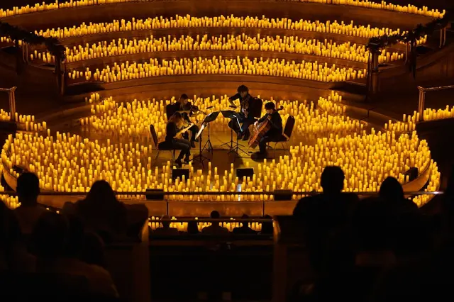 Bridgerton im Stift St. Florian: Die Candlelight-Konzertreihe verspricht einzigartige Musikerlebnisse. | Foto: Fever