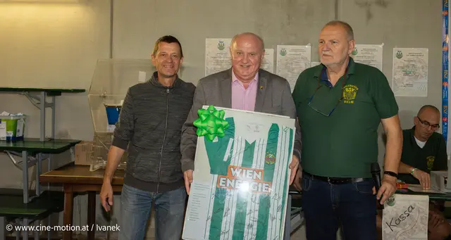 Bürgermeister Ernst ersteigerte das Rapid Trikot. | Foto: www.cine-motion.at / Ivanek