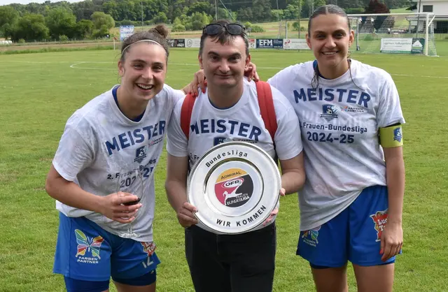 Zwei Katjas und ein Meisterteller: Katja Dorn, Michael Strini, Katja Graf | Foto: Michael Strini