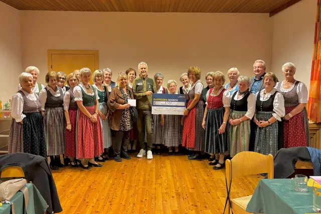 Die Goldhauben- Kopftuch- und Hutgruppe Laakirchen feierte ihren 50. Geburtstag und übergab dabei eine Spende über 3.400 Euro an den Verein Kakihe. | Foto: Alfred Pabinger