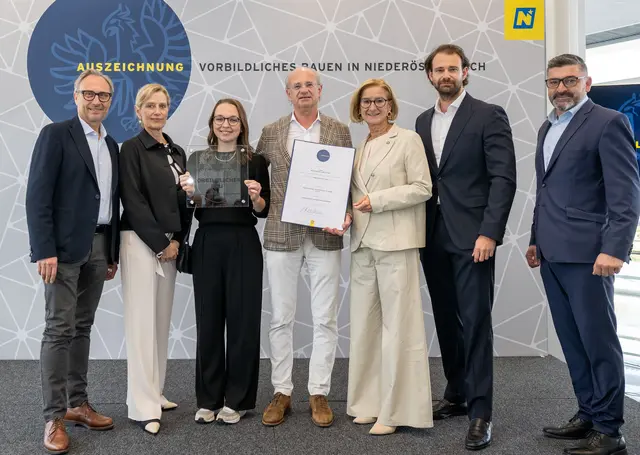 Die Auszeichnung für den Bau LUKS in Mauer bei Amstetten überreichten Landeshauptfrau Johanna Mikl-Leitner (3.v.r.) und Landesbaudirektorin Christine Pennerstorfer (2.v.l.) an die Planer Architekt Helmut Poppe, Magdalena Neuheimer und Architekt Andreas Prehal sowie die Bauherren Geschäftsführer Thomas Landsteiner und Geschäftsführer Lukas Landsteiner.