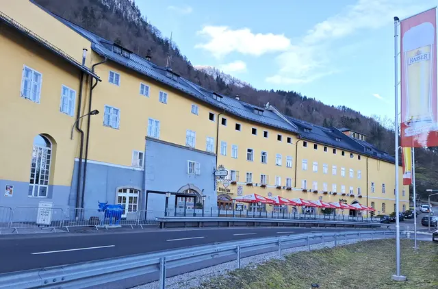 Das mächtige Hofbräu Kaltenhausen an der Salzachstraße. | Foto: Josef Wind