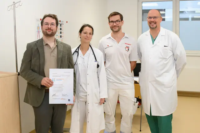 Rupert Sonnleitner (Pain Nurse), Eva Neuhierl (Schmerztherapeutin), Michael Niedermair (Leiter der Schmerzambulanz) und Florian Neuhierl (Abteilungsleiter Anästhesie). | Foto: Krankenhaus Braunau