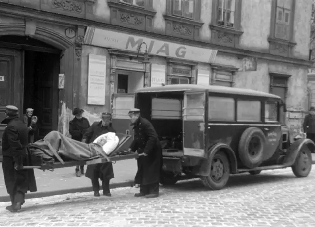 Wiener Rettung im Einsatz im Jahr 1947. | Foto:  Votava / brandstaetter images / picturedesk.com