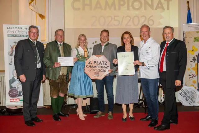 Dritter Platz für Daniel Brauchart (Mitte) und Julia Schubert (3.v.l.). Die Gratulanten v.l.: Präsident Andreas Steinegger, Obmann Franz Labugger, Landesrätin Simone Schmiedtbauer, Startjuror Martin Sieberer und Geschäftsführer Reinhold Zötsch | Foto: LK Steiermark/Kristoferitsch