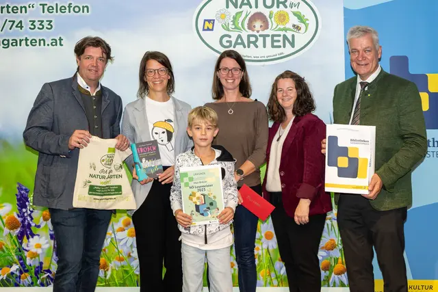 Matthias Wobornik (GF Natur im Garten), Katrin Feiner (Tyrolia Verlag), Gewinner Max Bräuer, Kathrin Hömstreit (GF Treffpunkt Bibliothek) und Landesrat Anton Kasser (v.l.)
 | Foto: VOGUS