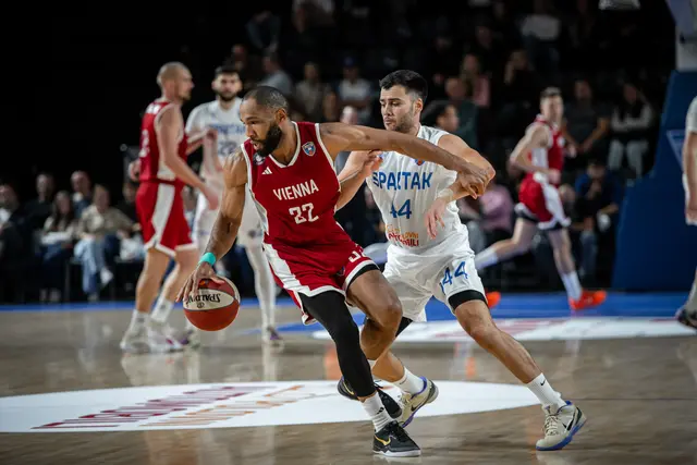 Cotton Tekele im Duell mit einem Spartak-Spieler am vergangenen Wochenende. | Foto: Spartak Office Shoes/Mirjam Jegic Patarcic