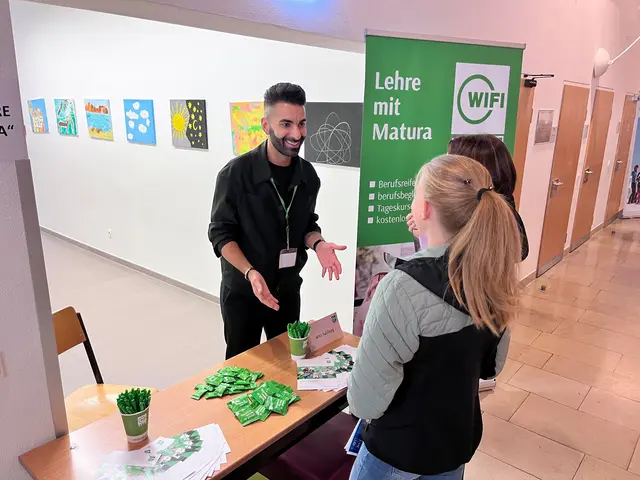 Beim Infostand des WIFI konnten sich angehende Lehrlinge über die tolle duale Ausbildungsmöglichkeit „Lehre mit Matura“ beraten lassen. | Foto: Peter Bachler