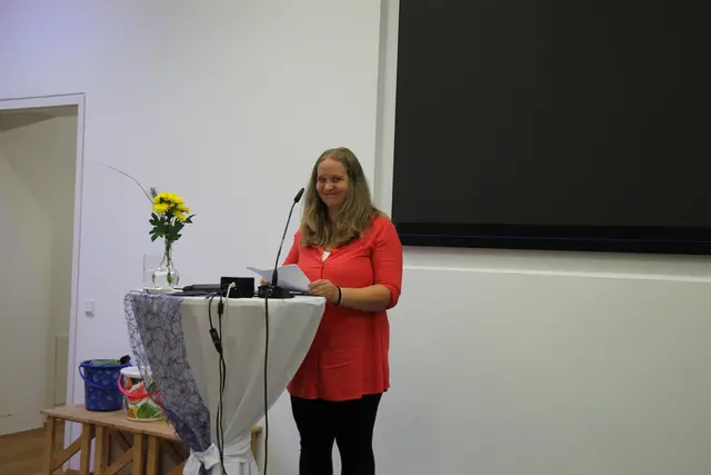 Anna Breuer beim Vortragen der Laudatio. | Foto: MeinBezirk/Meßthaller