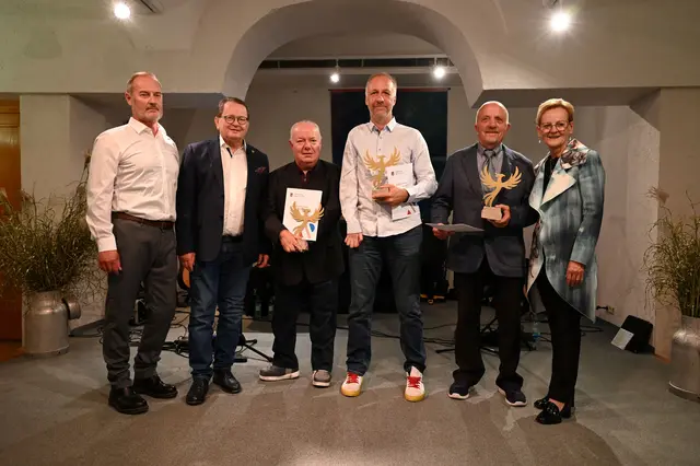 Die höchste Auszeichnung in Gold erhielten Dietmar Ematinger (3.v.l.), Andreas Reiter (4.v.l.) und Helmut Weißböck (2.v.r.). | Foto: Stadtgemeinde Attnang-Puchheim