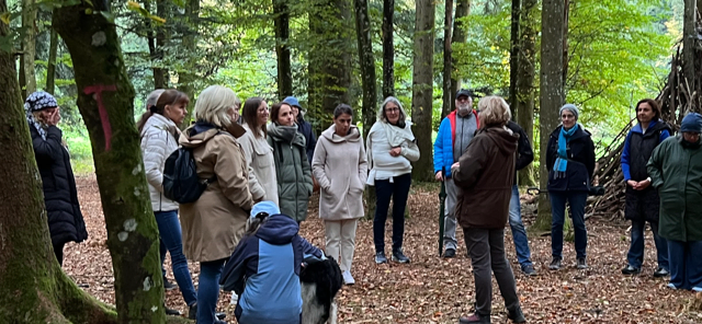 Zum ersten Mal leitete Hannelore Maier-Miko eine Erwachsenen-Waldpädagogik-Gruppe - und wurde von dieser begeistert aufgenommen.  | Foto: Zeitbank/Pammer